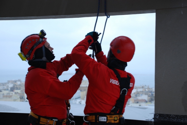 Gallipoli, il cornicione rischia di cadere.